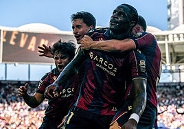 Etta Eyong celebra un gol con el Levante.