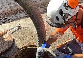 Limpieza del alcantarillado en Alfafar.