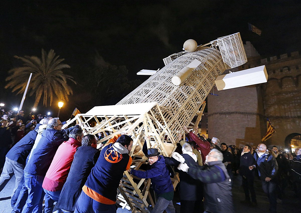 Imagen secundaria 1 - Rueda de prensa tras la suspensión de las Fallas, con Consuelo Llobell (FMV 2020-21) y plantà al tombe tras la declaración de las Fallas como Patrimonio Inmaterial.