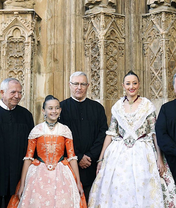 Imagen secundaria 2 - Portada del libro; Berta Peiró en su Ofrenda lluviosa y rocío Gil y Daniela Gómez de los Ángeles, con el Tribunal de las Aguas y Joan Ribó.