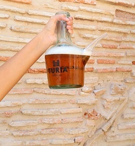 Un porrón con cerveza.