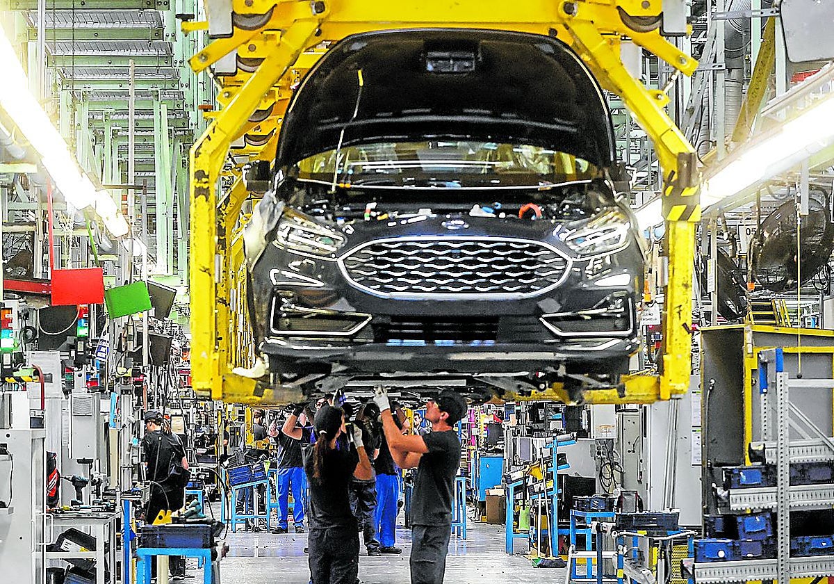 Trabajadores de Ford Almussafes en la factoría.