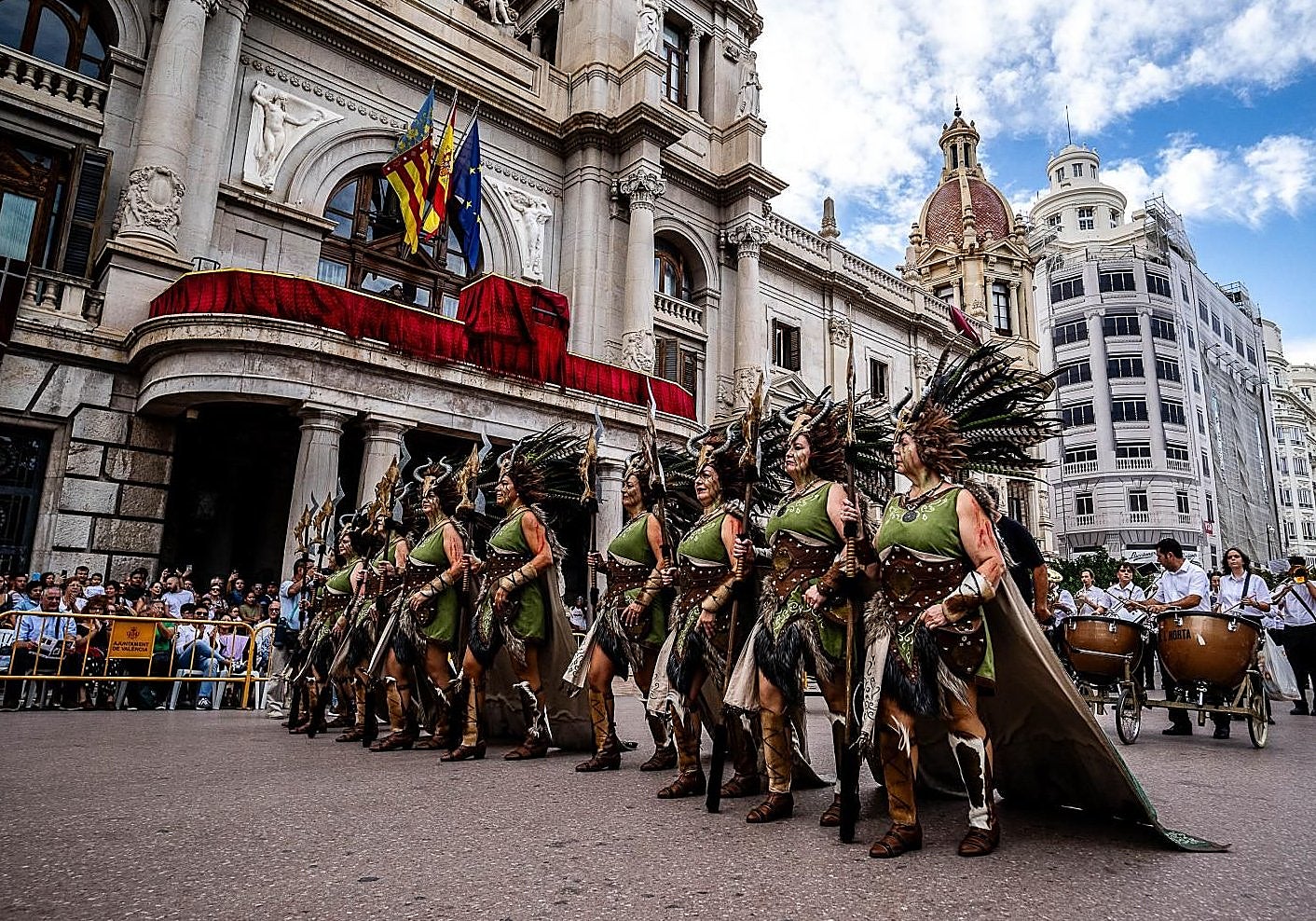 Moros y cristianos en la plaza del Ayuntamiento.