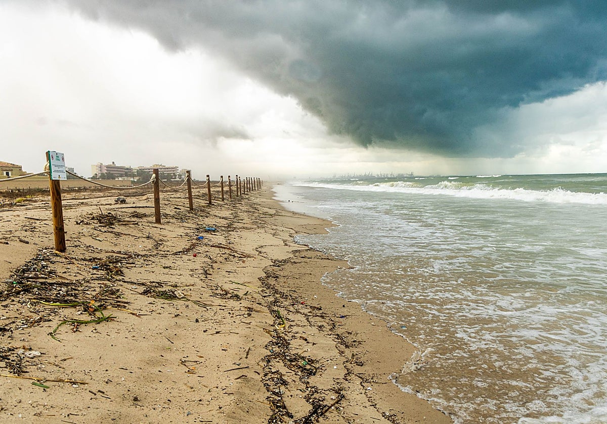 El mar se come la playa de El Saler durante la alerta roja por fuertes lluvias.