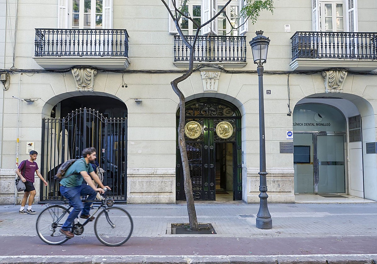Un piso a la venta ocupado ilegalmente en la calle Comte d'Altea, el 1 de octubre de 2025.