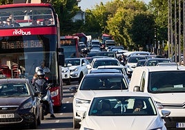 Un atasco en el puente Nou d'Octubre este jueves, el mismo de todos los días y a cualquier hora