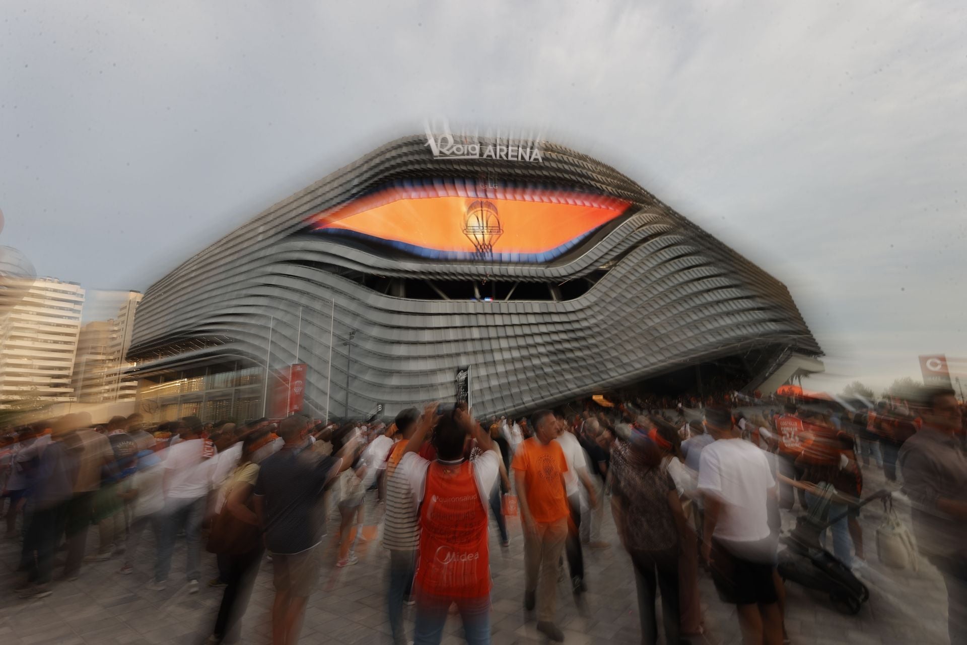 FOTOS | Así ha sido el debut del Valencia Basket en el Roig Arena