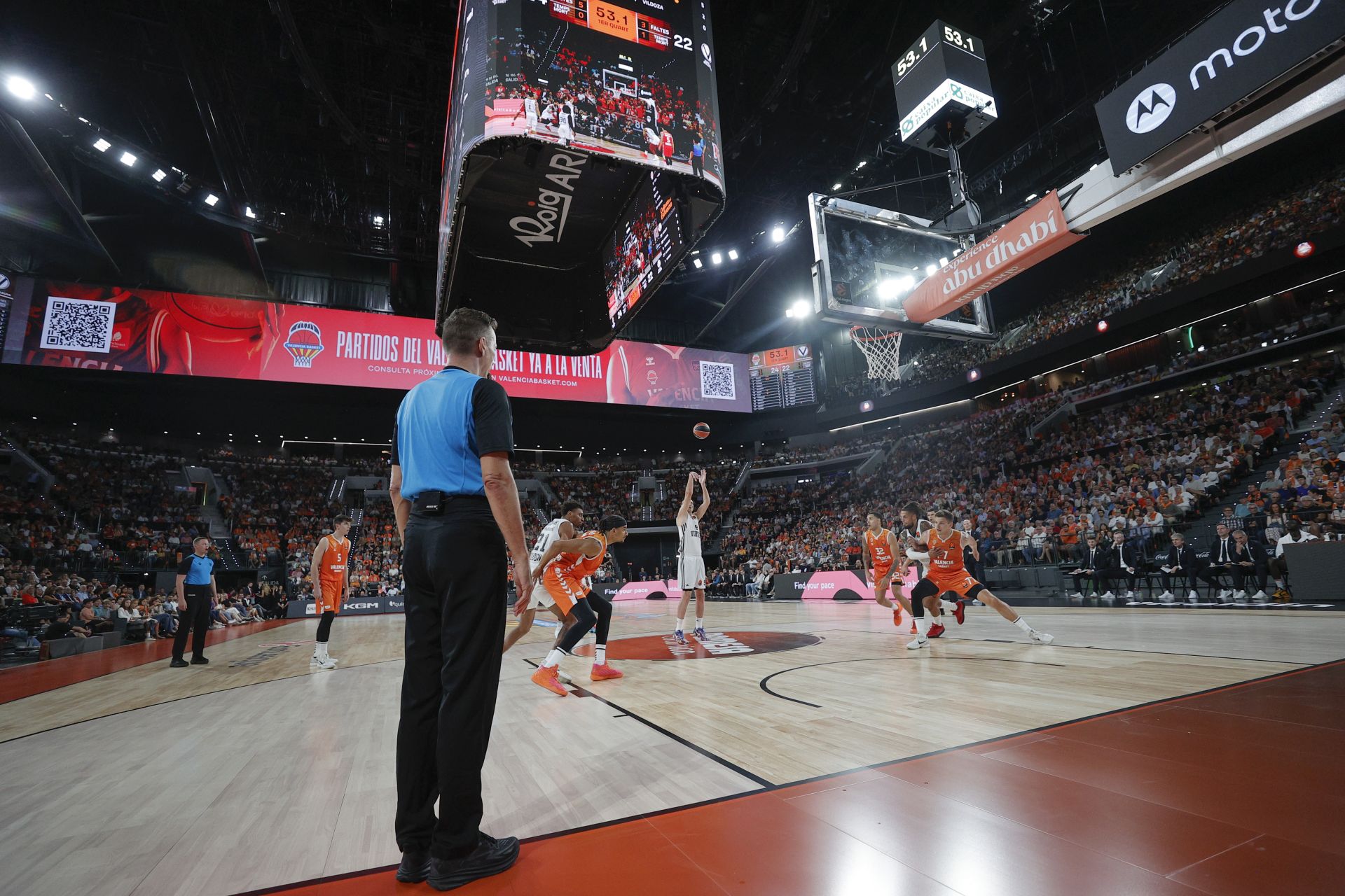 FOTOS | Así ha sido el debut del Valencia Basket en el Roig Arena