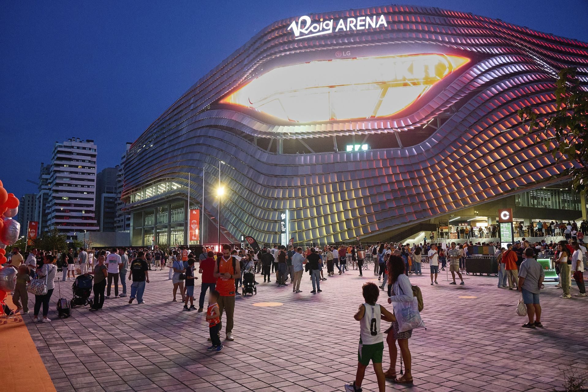 FOTOS | Así ha sido el debut del Valencia Basket en el Roig Arena