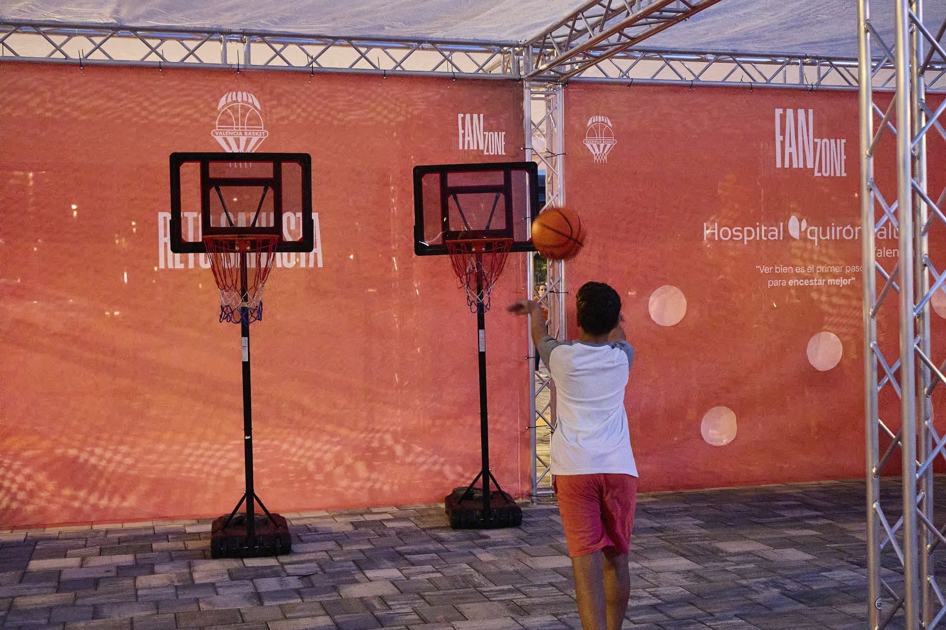 FOTOS | Así ha sido el debut del Valencia Basket en el Roig Arena