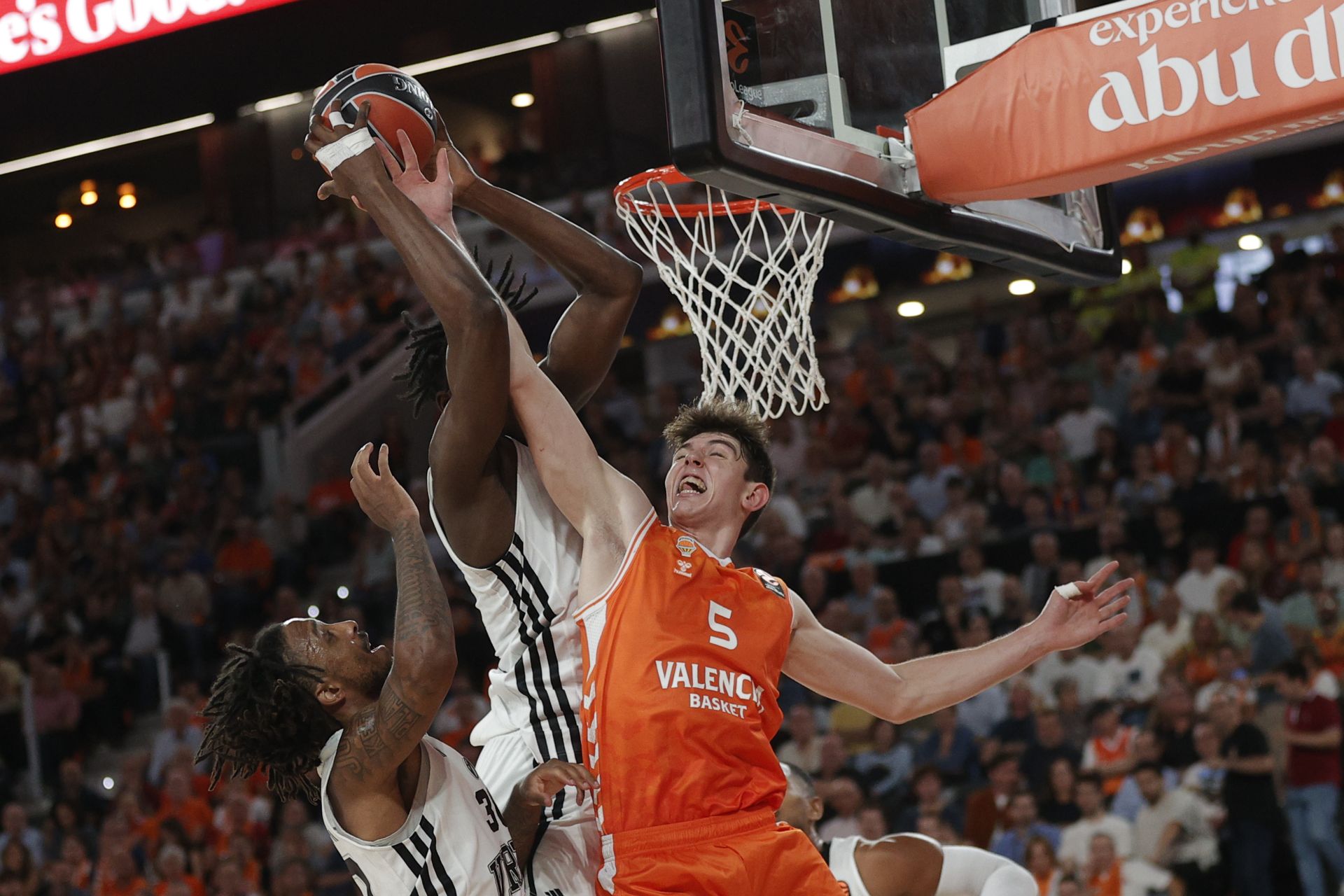 FOTOS | Así ha sido el debut del Valencia Basket en el Roig Arena