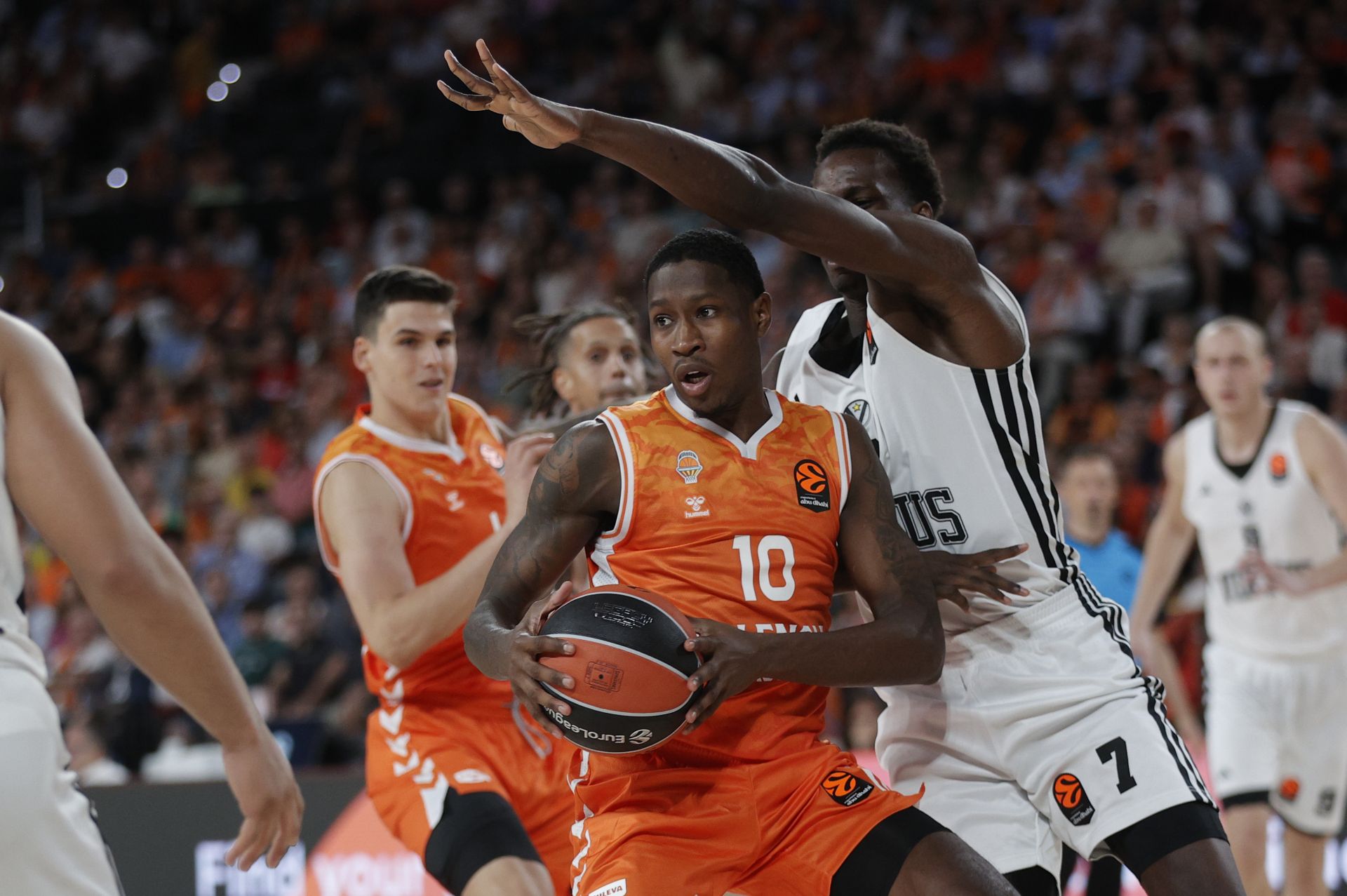 FOTOS | Así ha sido el debut del Valencia Basket en el Roig Arena