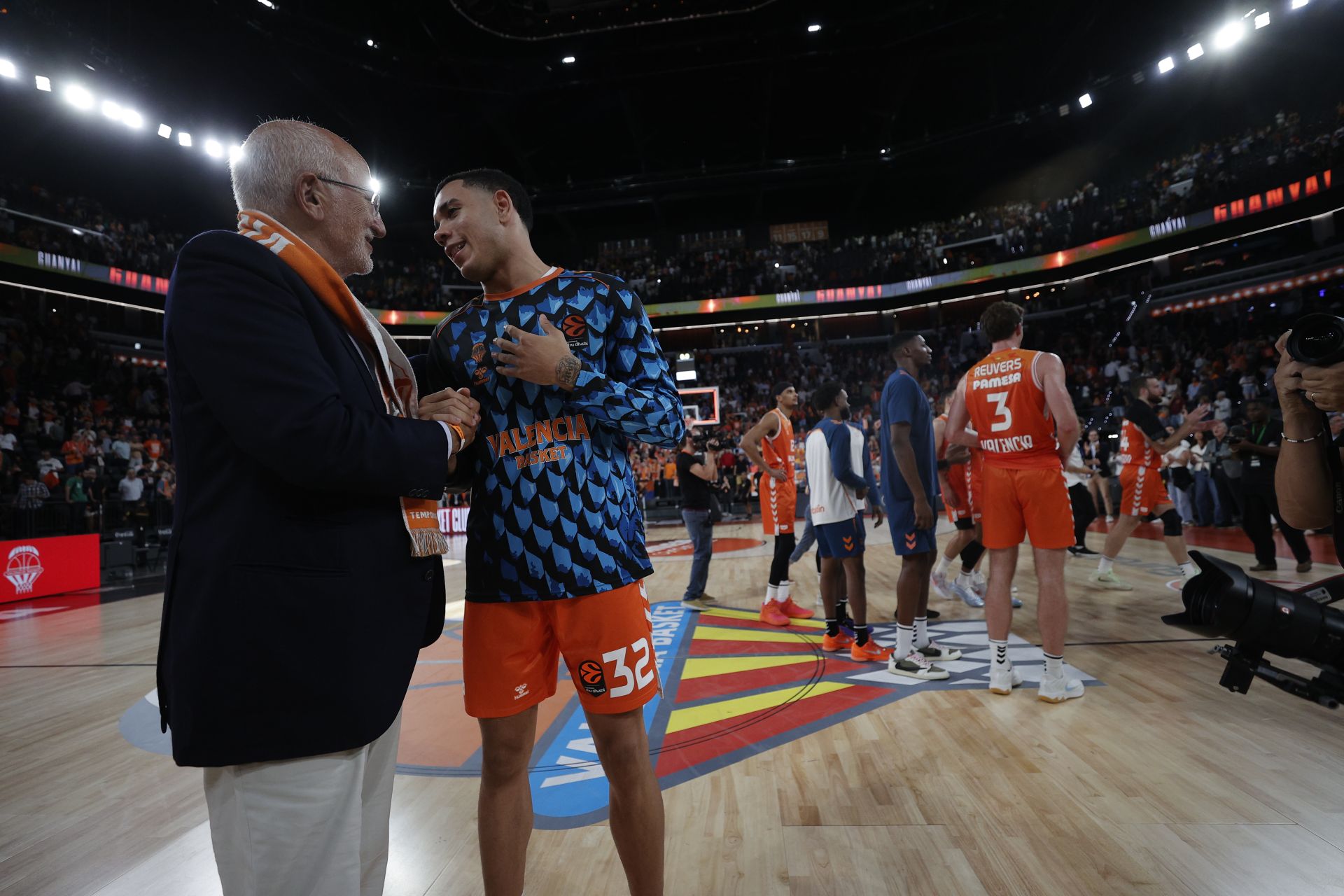 FOTOS | Así ha sido el debut del Valencia Basket en el Roig Arena