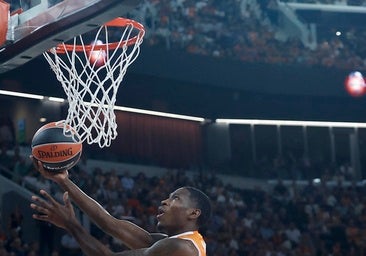 Omari Moore anota la primera canasta del Valencia Basket en el Roig Arena