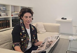 Ana Serratosa, con una de las ediciones de Revista de Valencia donde ha sido protagonista.