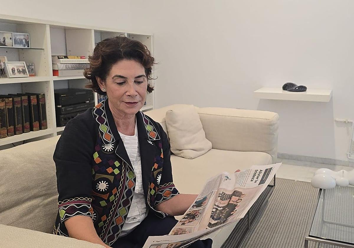 Ana Serratosa, con una de las ediciones de Revista de Valencia donde ha sido protagonista.