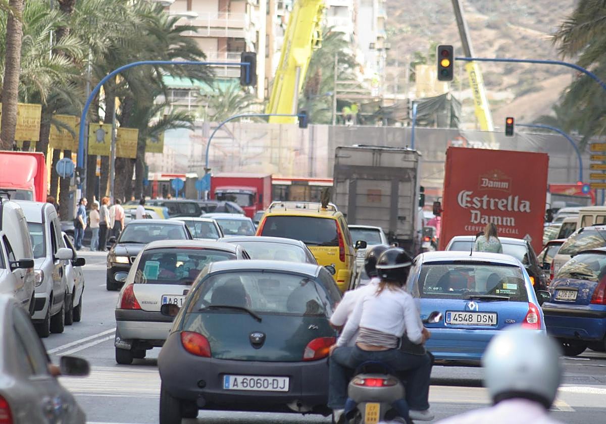 Coches, camiones y motocicletas circulando por Alicante.