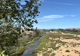 El río Turia a su paso por Manises.