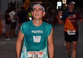 Un corredor con gorra tras completar el Gran Fondo de Siete Aguas.