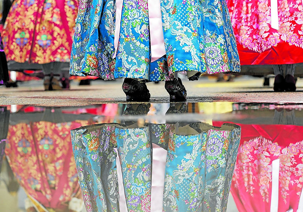 Varias falleras vestidas para la ofrenda en una imagen de archivo.