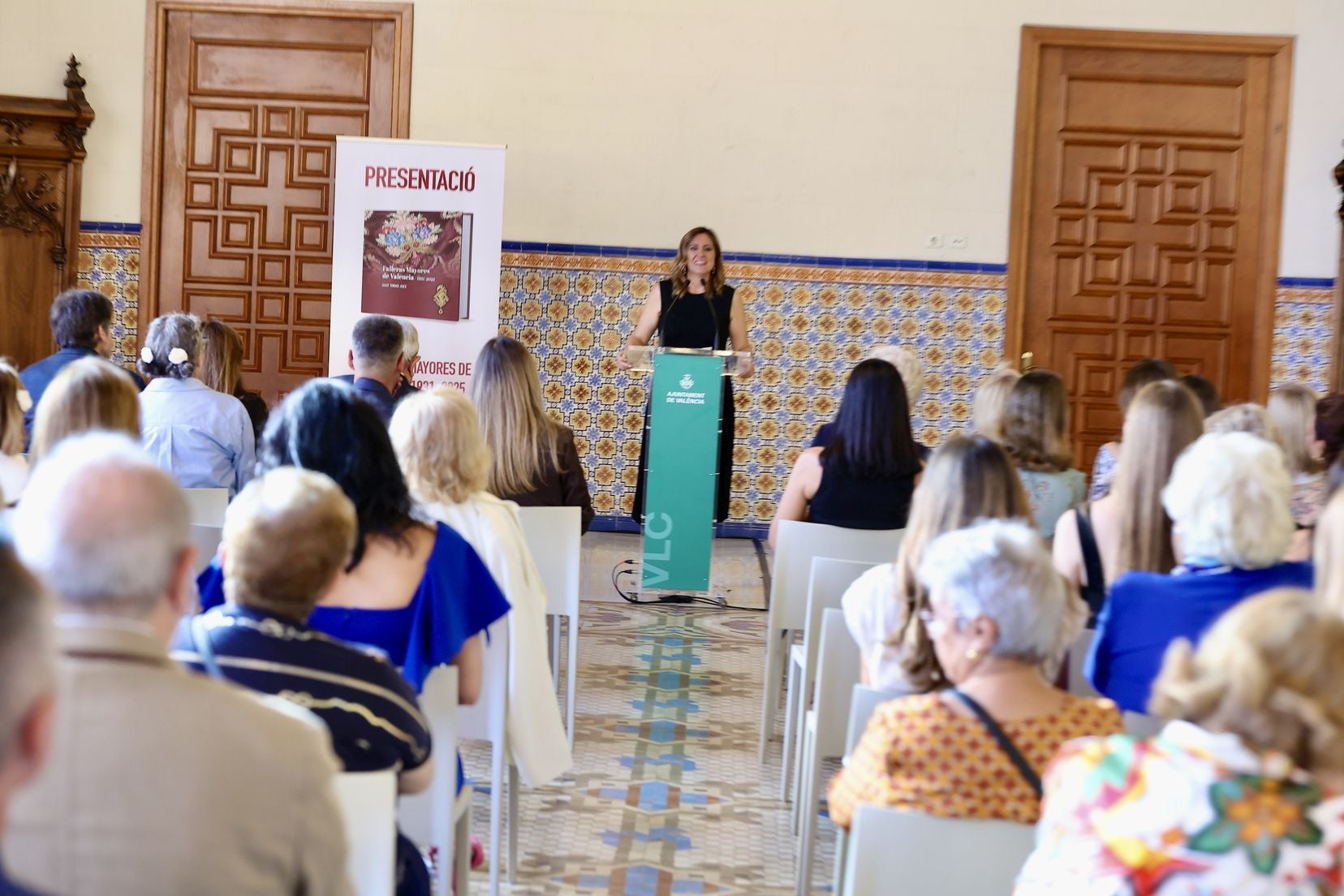 FOTOS | Las falleras mayores de Valencia se reúnen en el Palacio de la Exposición