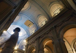 La malla que protege de posibles desprendimientos en el interior de la iglesia del Temple.