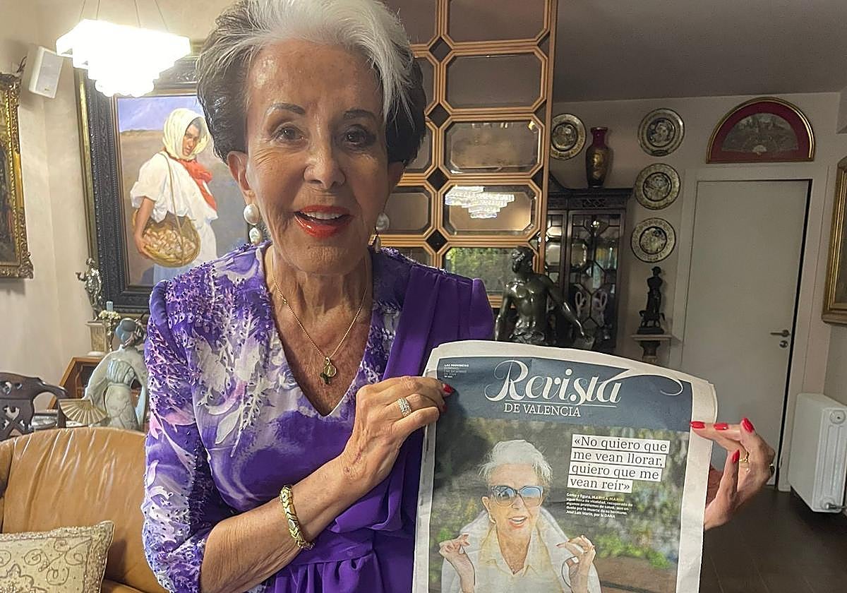 Marisa Marín, con un ejemplar de la Revista de Valencia donde salió en portada.
