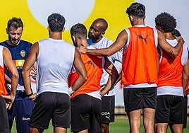 Carlos Corberán, hablando con sus jugadores en una sesión de entrenamiento en la Ciudad Deportiva de Paterna.