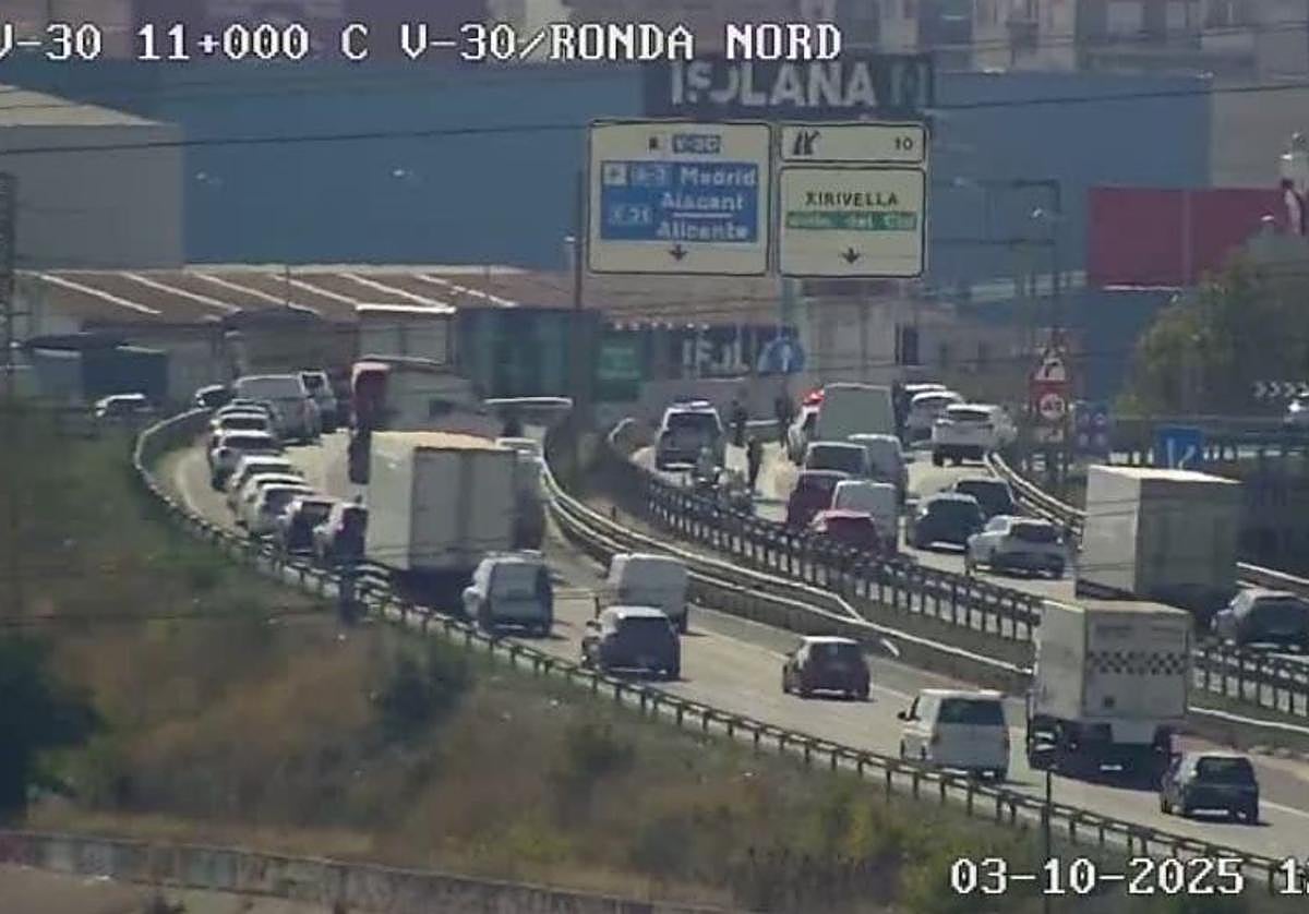 Un accidente en la V-30 a la altura de Xirivella provoca retenciones durante varias horas