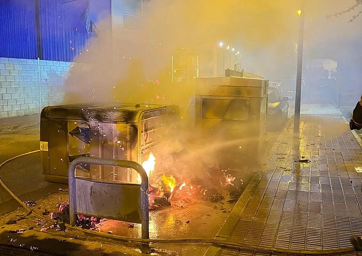 Imagen secundaria 1 - Detenidos dos jóvenes por una oleada de incendios en Alginet en venganza por una multa de tráfico