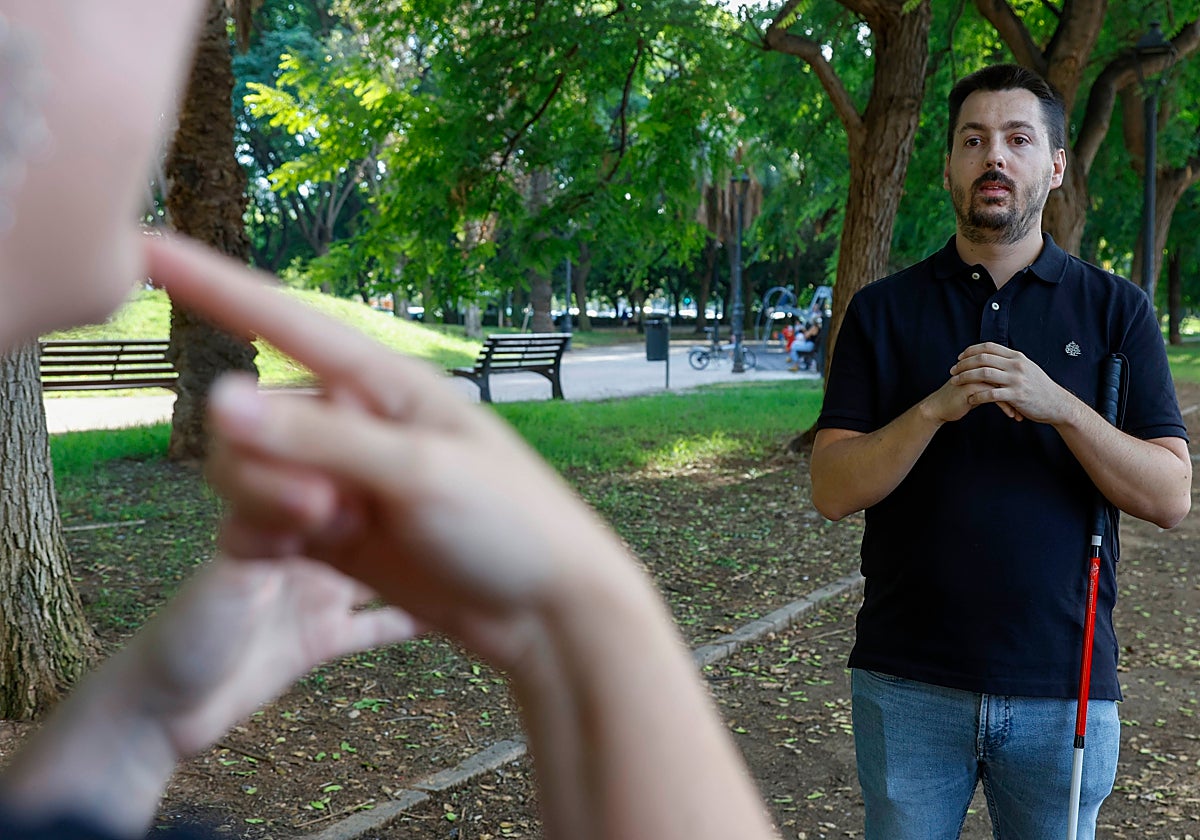 Daniel, frente a la intérprete de signos.