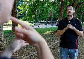 Daniel, frente a la intérprete de signos.