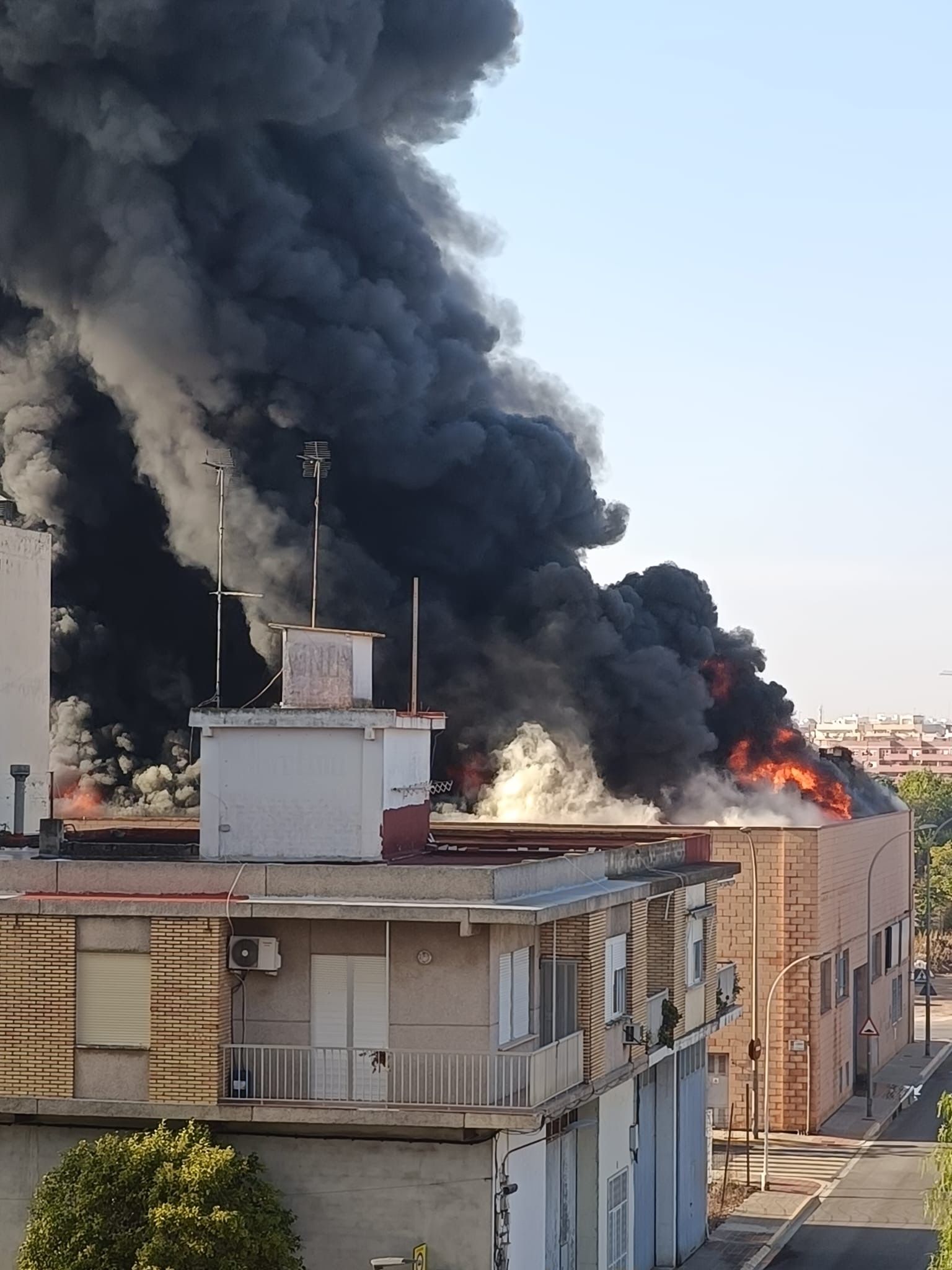 Fotos | Una intensa humareda desata la alarma en Valencia