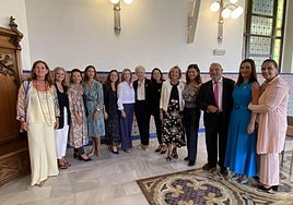 Las falleras reunidas en la presentación del libro de Julio Tormo.