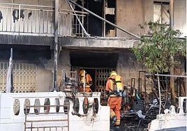 Bomberos en el edificio de Gandia.