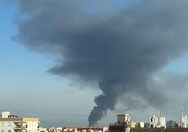 Fotos | Una intensa humareda desata la alarma en Valencia