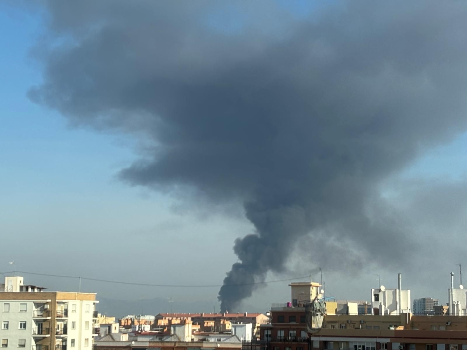 Fotos | Una intensa humareda desata la alarma en Valencia