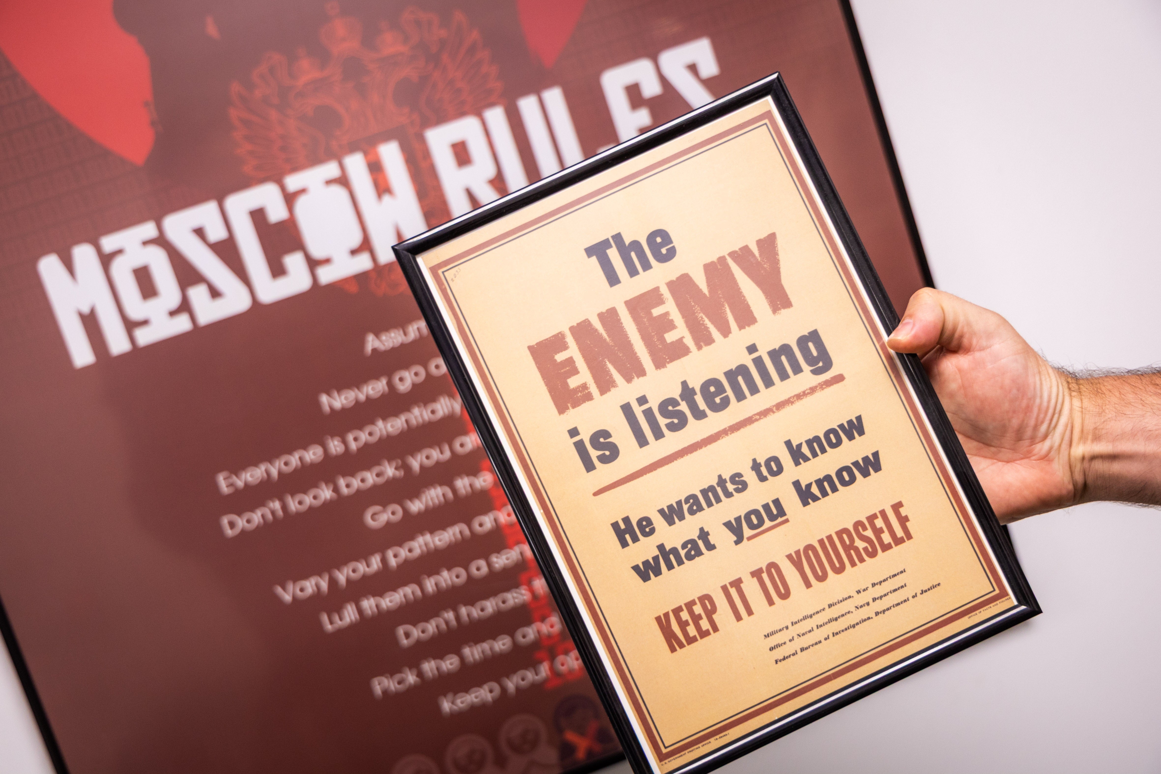 Imagen secundaria 1 - Arriba, una maqueta de una zona industrial en S2 Grupo con la que simulan ciberataques a plantas potabilizadoras o eléctricas.. Abajo, un cuadro en la sede con el aviso 'el enemigo está escuchando. A la derecha, José Miguel Rosell, CEO de S2 Grupo, durante la entrevista.