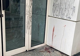 Restos de sangre en el lugar donde se produjo la agresión con un paraguas.