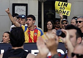 Aficionados valencianistas, en una manifestación contra Peter Lim.