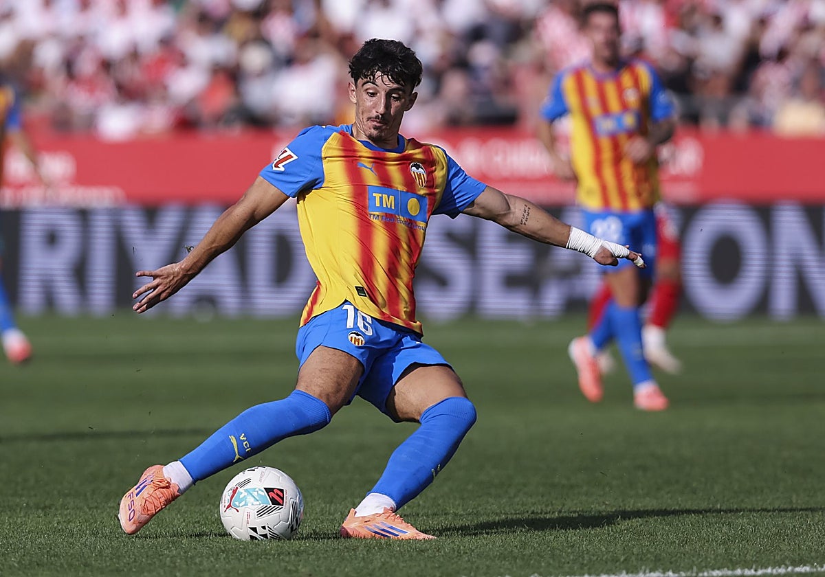 Diego López controla el esférico en una jugada del partido ante el Girona.