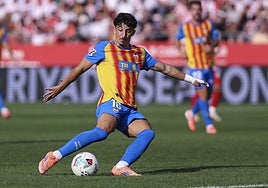 Diego López controla el esférico en una jugada del partido ante el Girona.
