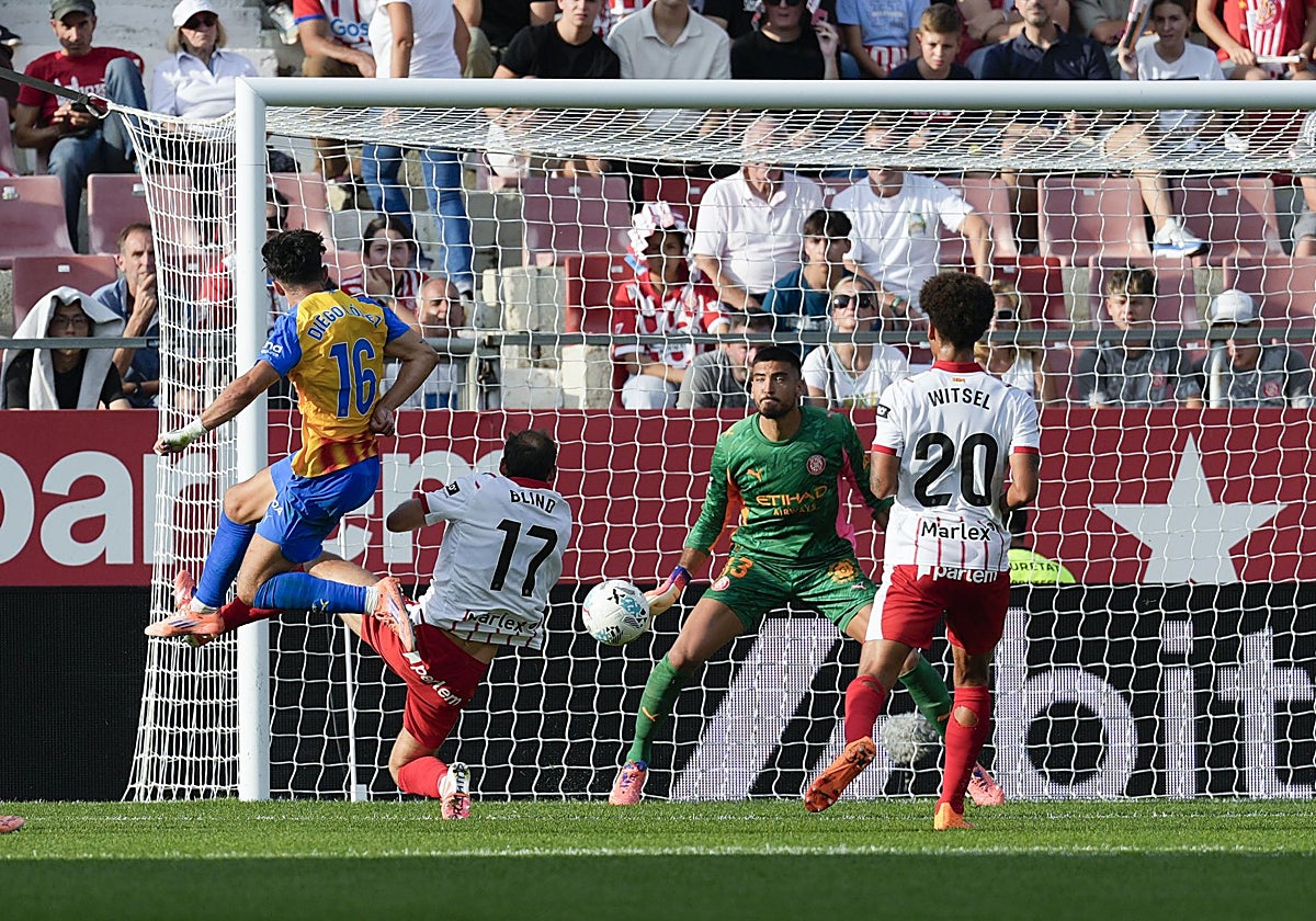 Momento del remate de Diego López que hizo subir al empate.