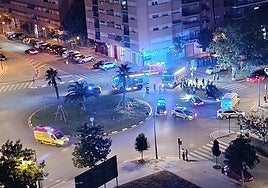 Policías locales y bomberos junto a los dos coches implicados en el accidente.