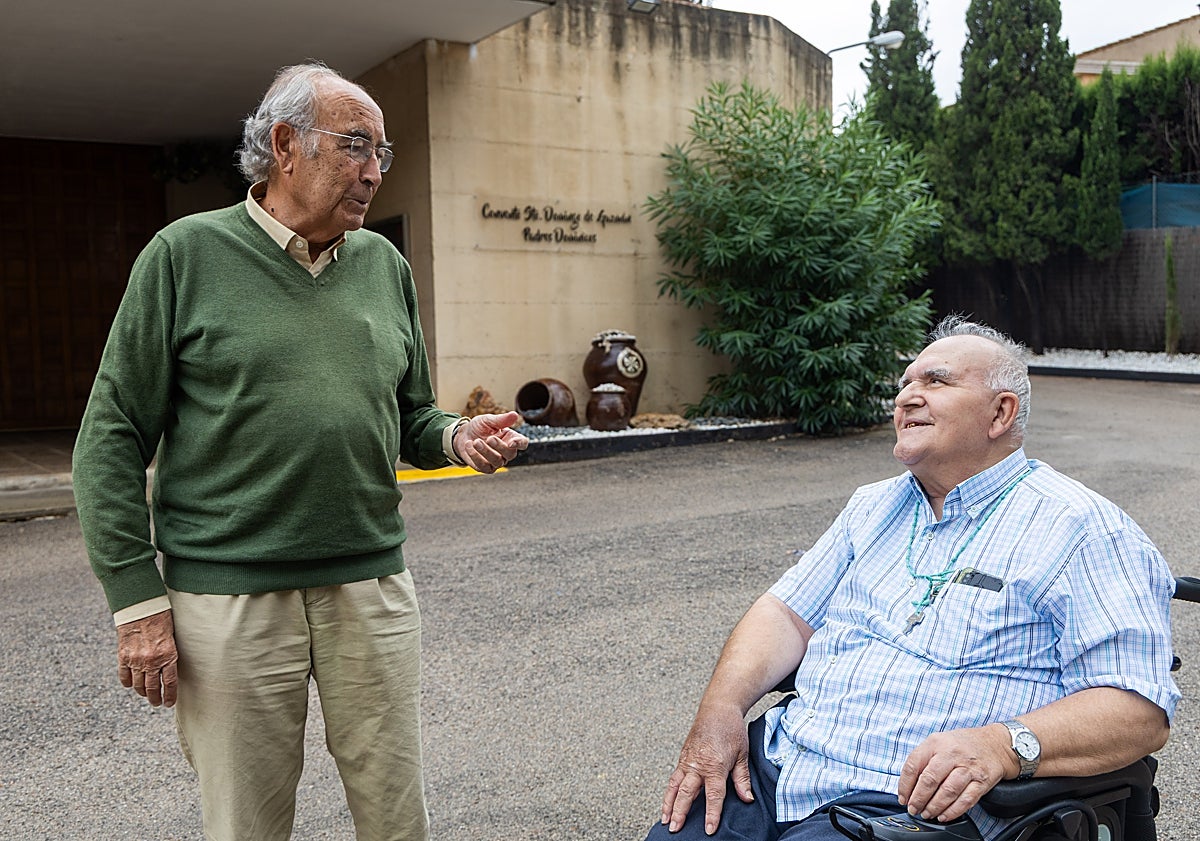 Imagen principal - Gómez-Ferrer, con uno de los padres dominicos que reside en El Vedat; abajo, dos detalles constructivos de la iglesia del Teologado.