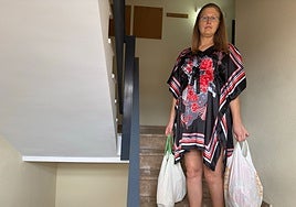 Lili, embarazada de siete meses, tiene que subir cada día seis pisos.