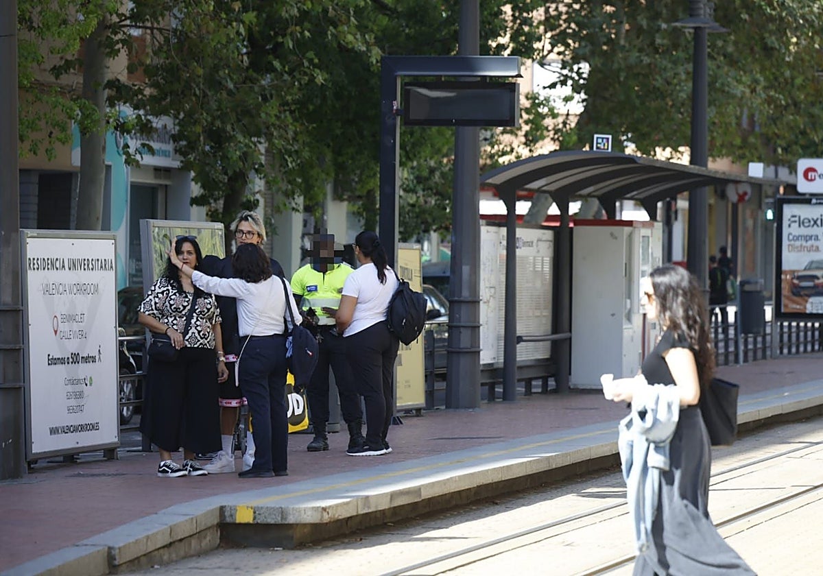 Técnicos de Metrovalencia avisan a los usuarios que el tranvía no circula.