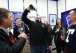 Celebración de un premio de lotería en una administración de Loterías y Apuestas del Estado, en una imagen de archivo.
