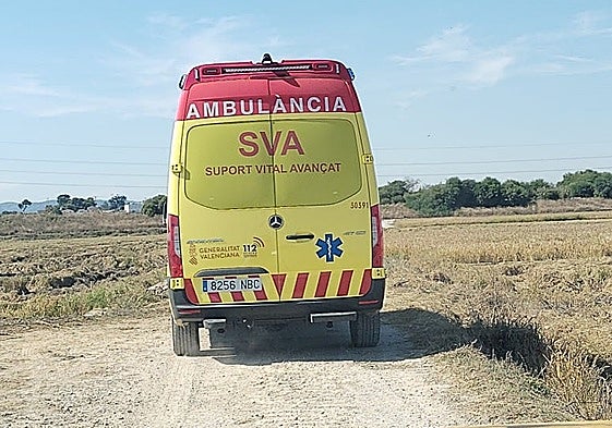 La ambulancia de Soporte Vital Avanzado (SVA) junto al lugar donde la víctima sufrió la electrocución.