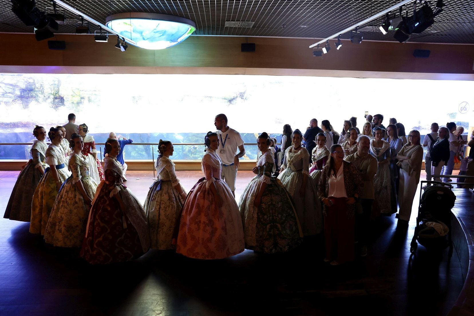 Las candidatas a fallera mayor de Valencia visitan l&#039;Oceanogràfic